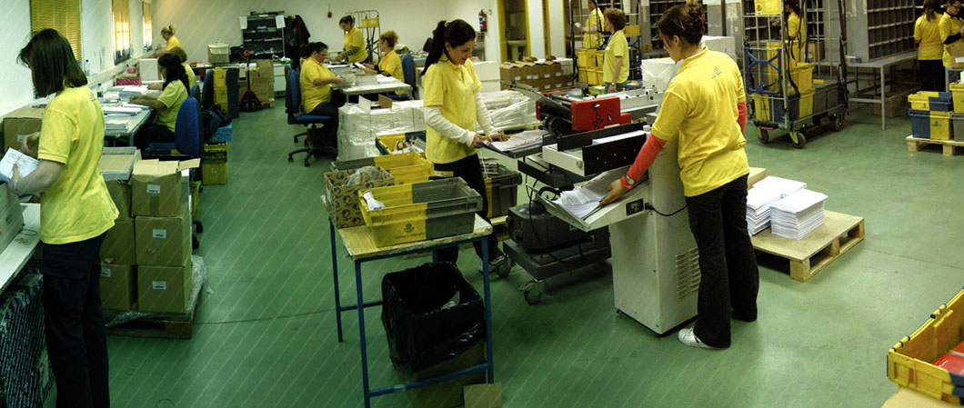 Clasificamos su correspondencia, la trasportamos, franqueamos en Correos y la de depositamos en los buzones de destino. 